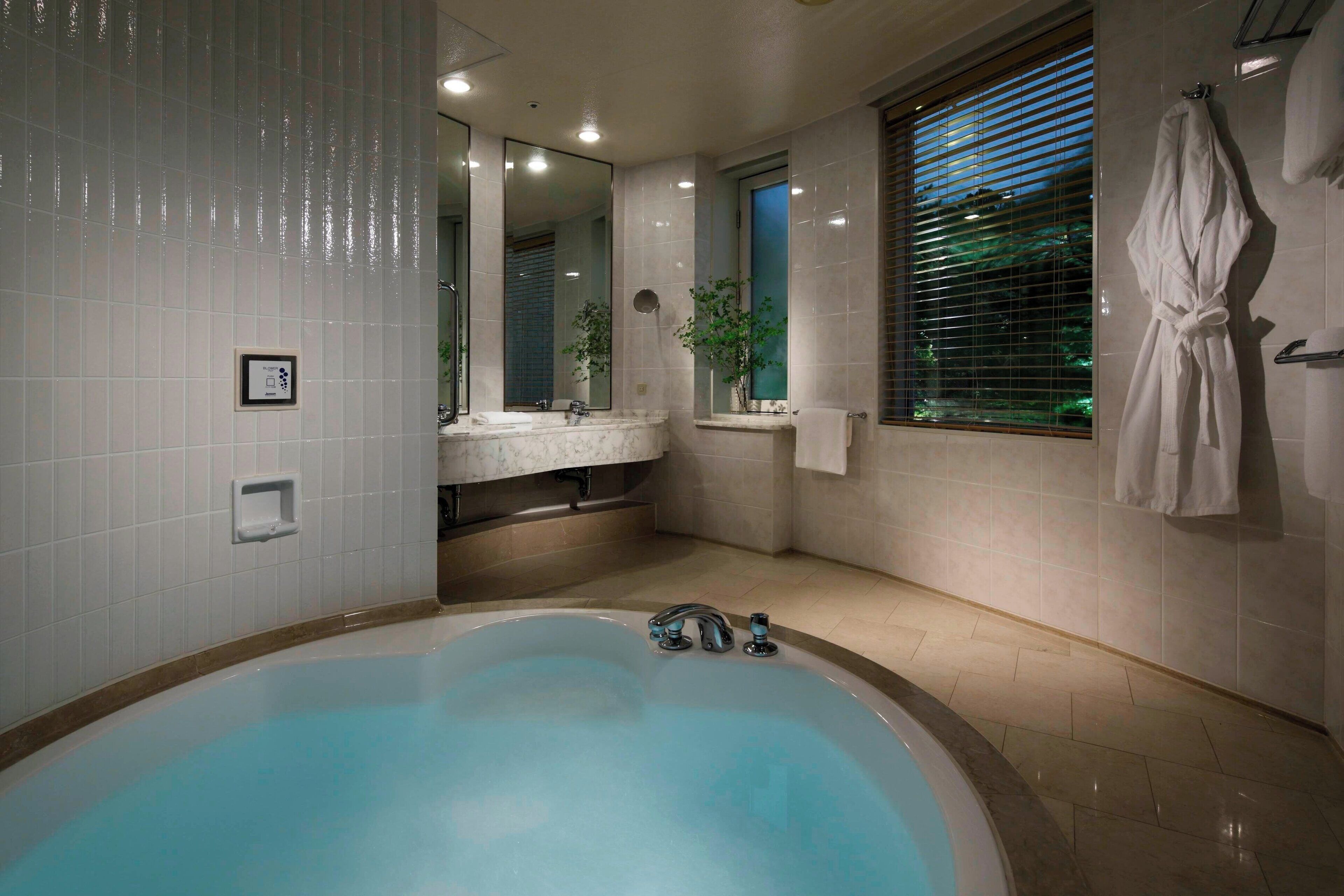 Separate tub and shower, jetted tub, free toiletries, hair dryer
