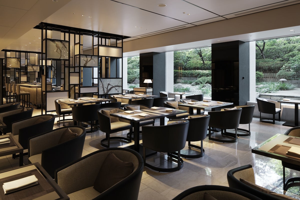 2 restaurants, breakfast, lunch, dinner served; Italian cuisine