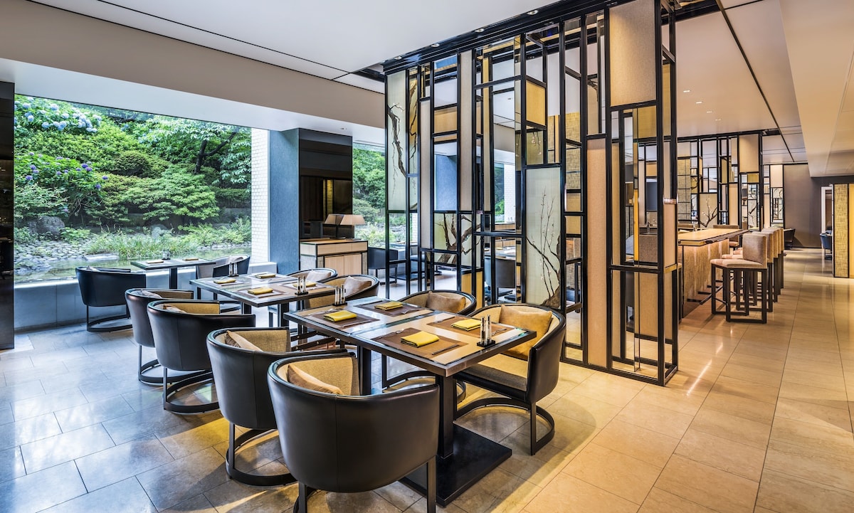 Prince Sakura Tower, 2 restaurants, breakfast, lunch, dinner served; Italian cuisine