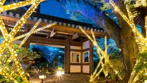 A traditional Japanese gate with illuminated decorations and a stone pathway leading to it. - The Prince Sakura Tower Tokyo, Autograph Collection (Tokyo)