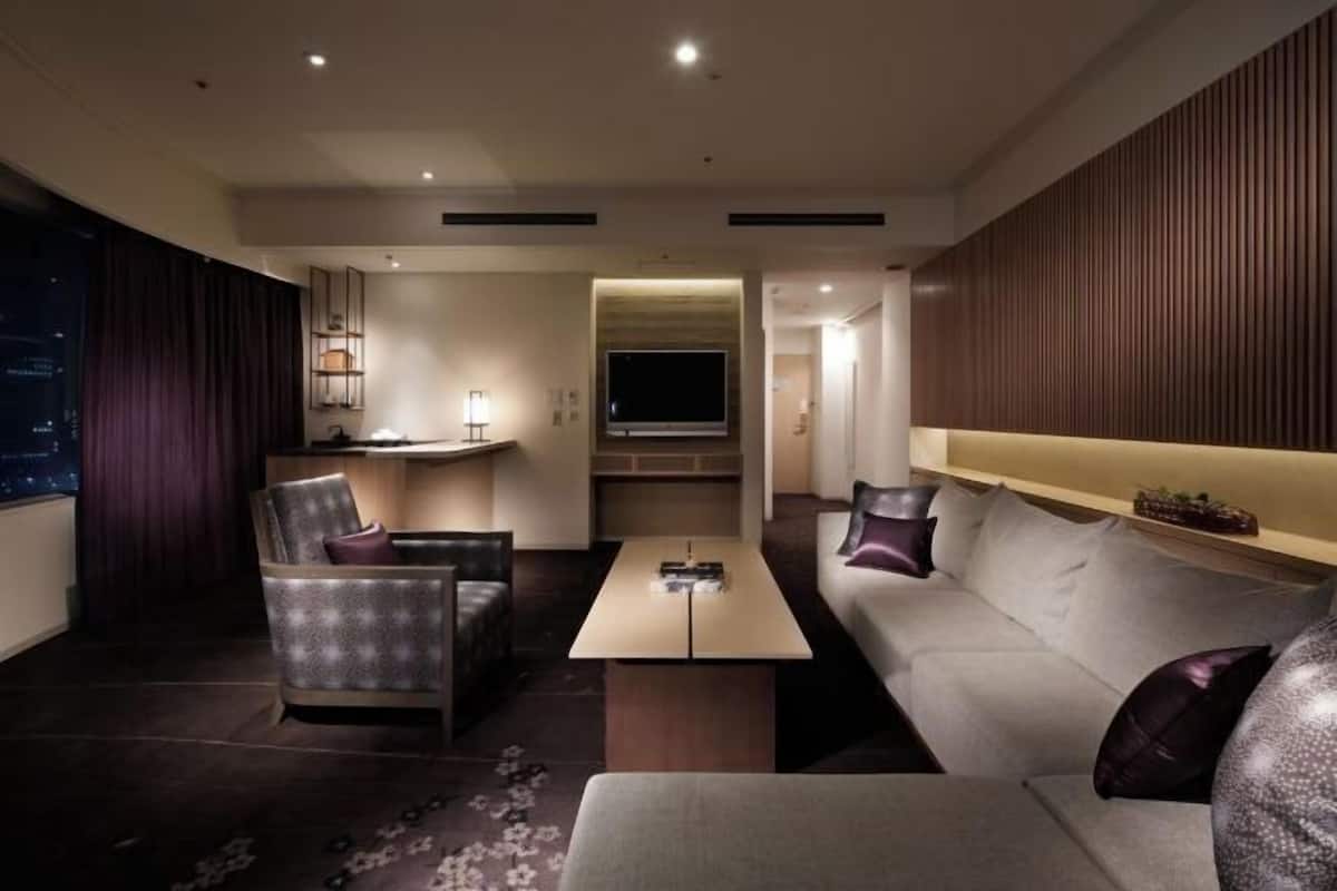 Living area | 50-inch flat-screen TV with satellite channels, TV