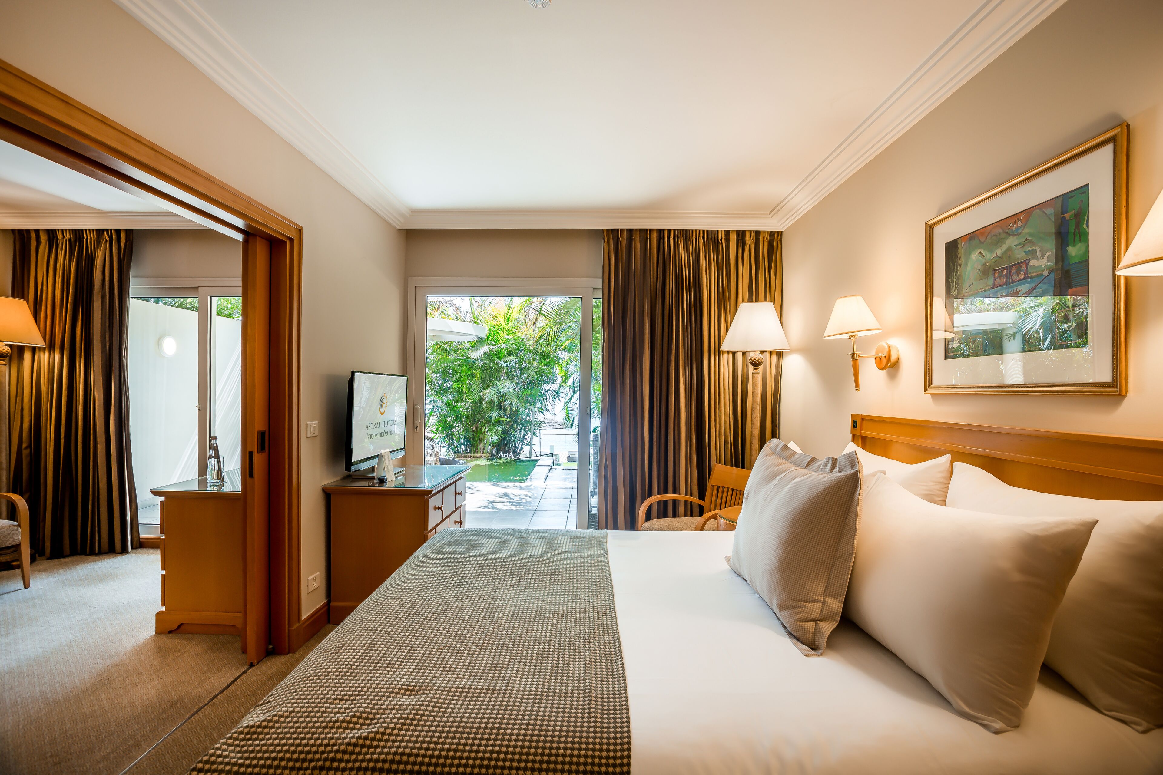 Suite Garden | Minibar, in-room safe, desk, free WiFi
