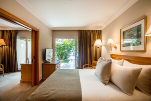 Suite Garden | Minibar, in-room safe, desk, free WiFi