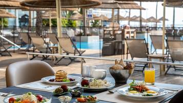 Desayuno buffet todos los días (con cargo)