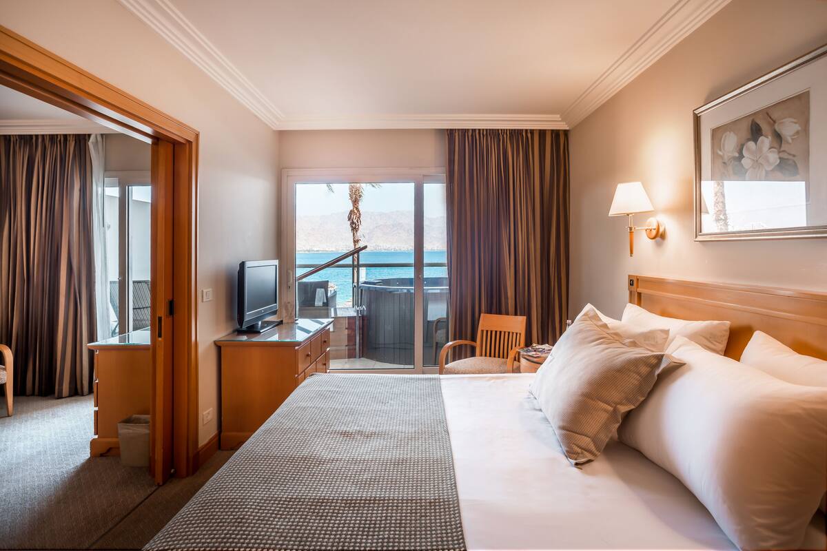 Deluxe Suite Jacuzzi | Minibar, in-room safe, desk, WiFi (free)
