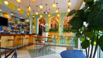 2 bars/lounges, lobby lounge, rooftop bar