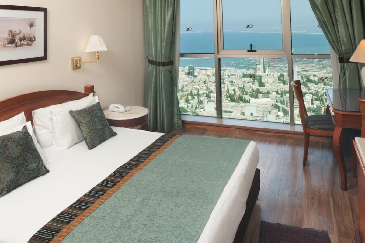 Premium-Zimmer, 1 Queen-Bett, Buchtblick | 1 Schlafzimmer, Minibar, Zimmersafe, Schreibtisch