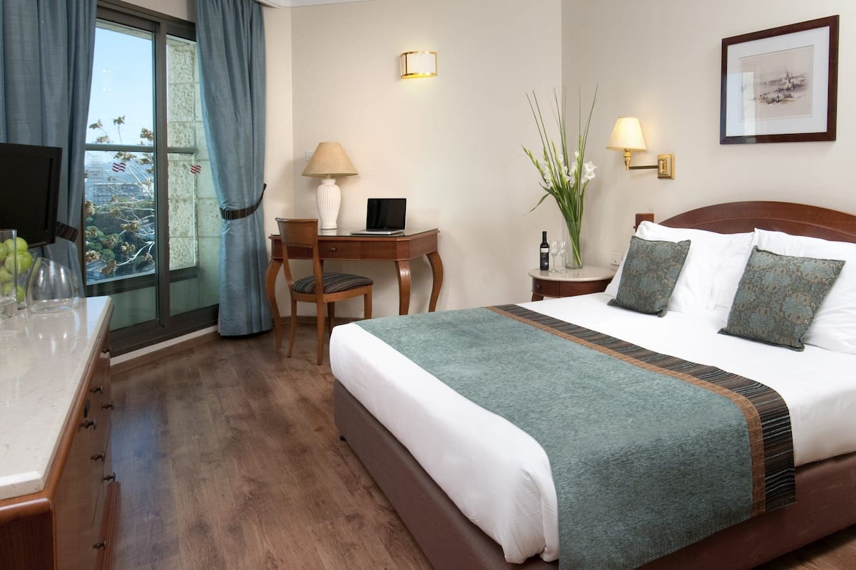 Standardzimmer, 1 Queen-Bett, Stadtblick | 1 Schlafzimmer, Minibar, Zimmersafe, Schreibtisch