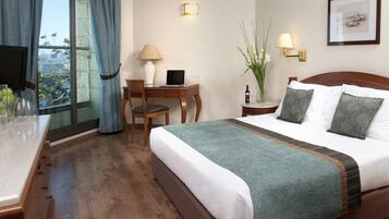 Minibar, coffres-forts dans les chambres, bureau, rideaux occultants