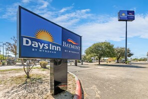 Exterior - Days Inn by Wyndham San Antonio Downtown (San Antonio)