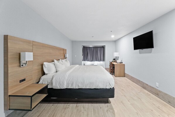 Premium bedding, desk, laptop workspace, free cribs/infant beds - Days Inn by Wyndham San Antonio Downtown (San Antonio)