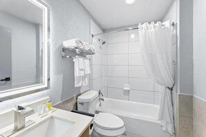 Shower, hydromassage showerhead, free toiletries, hair dryer - Days Inn by Wyndham San Antonio Downtown (San Antonio)