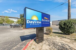 Exterior - Days Inn by Wyndham San Antonio Downtown (San Antonio)