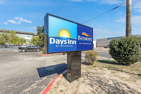 Exterior - Days Inn by Wyndham San Antonio Downtown (San Antonio)