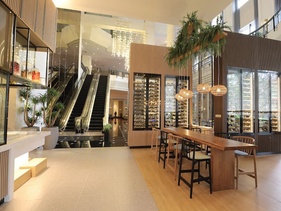 2 restaurants, breakfast served