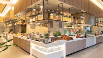 2 restaurants, breakfast served