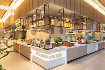 2 restaurants, breakfast served