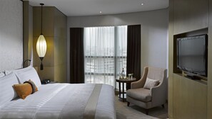Minibar, Zimmersafe, Schreibtisch, laptopgeeigneter Arbeitsplatz