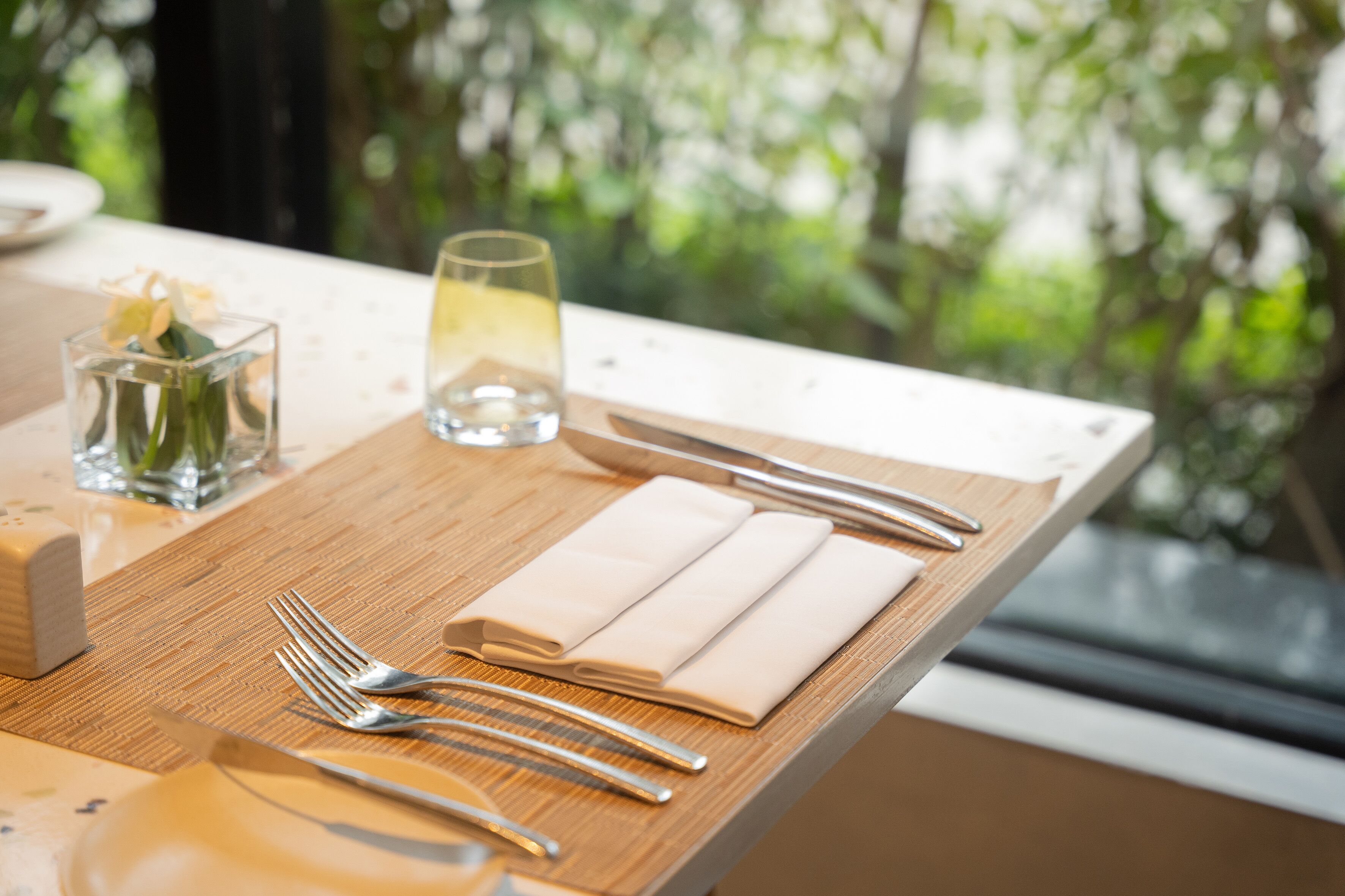 2 restaurants; breakfast, lunch and dinner served 