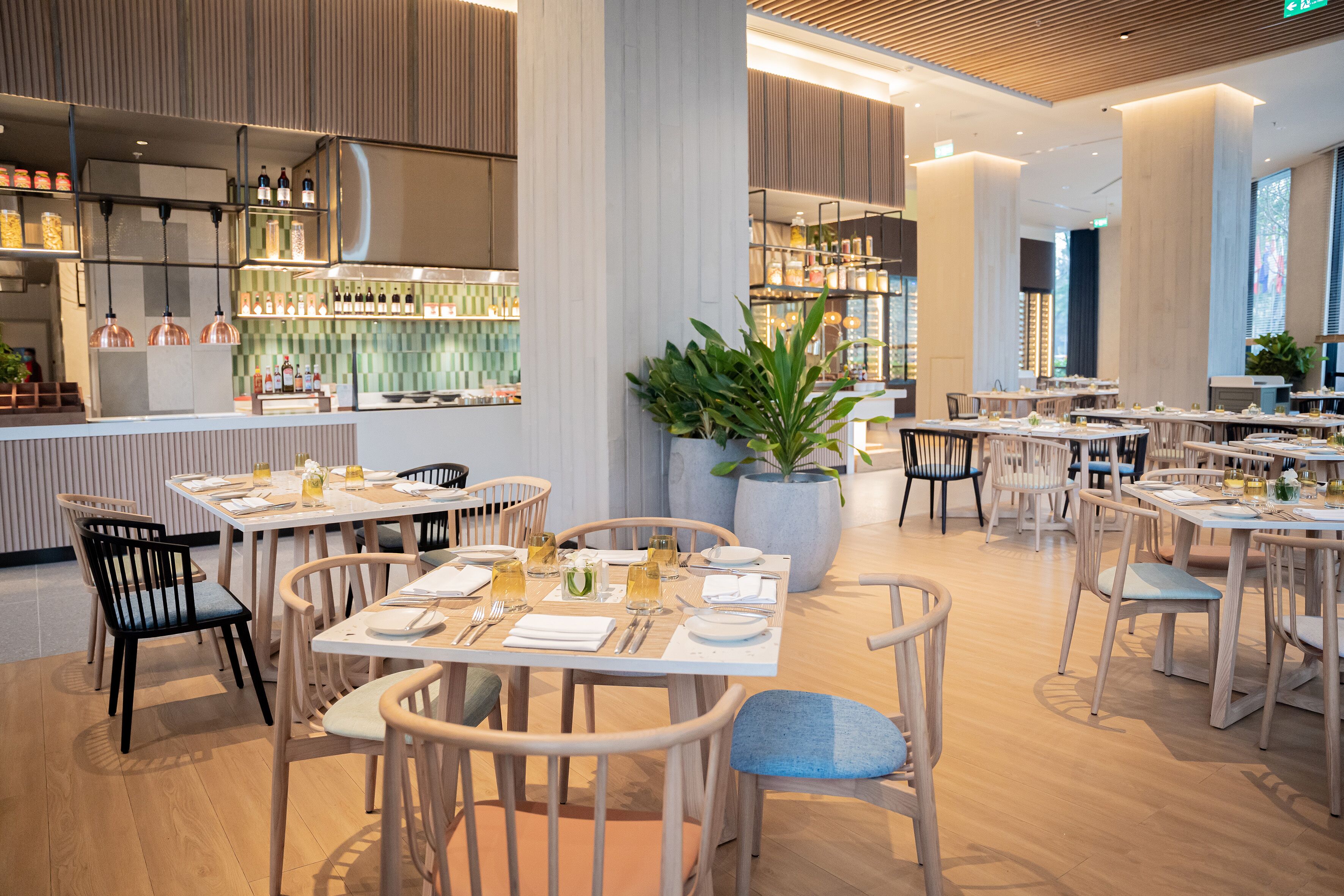 2 restaurants; breakfast, lunch and dinner served 