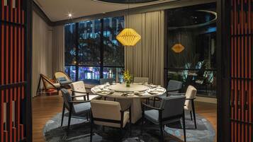 2 restaurants, breakfast served