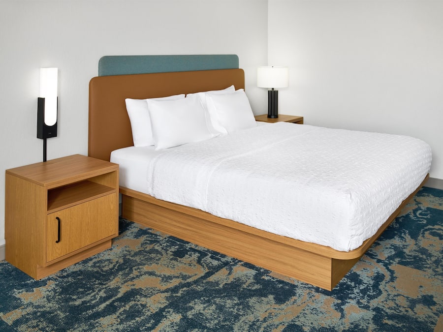 Standard Room, 1 King Bed, Non Smoking | Premium bedding, in-room safe, blackout drapes, iron/ironing board