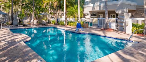 Piscina a l'aire lliure i gandules