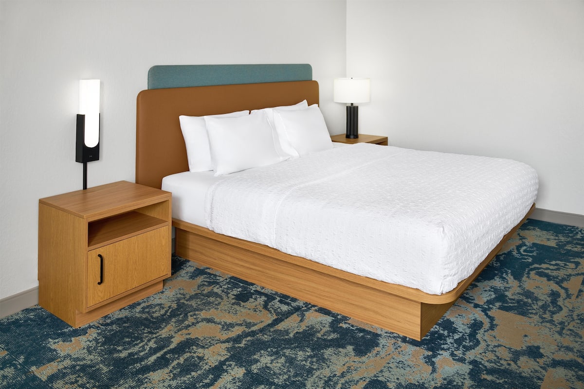 Standard Room, 1 King Bed, Non Smoking | Premium bedding, in-room safe, blackout drapes, iron/ironing board