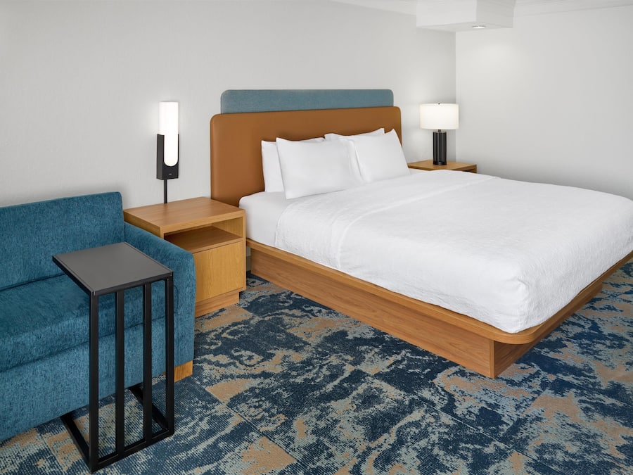 Standard Room, 1 King Bed, Non Smoking | Living area | 27-inch TV with cable channels