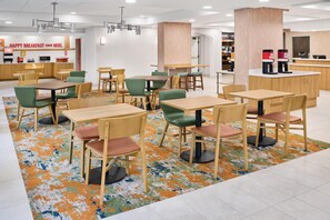 Café da manhã para viagem grátis todos os dias