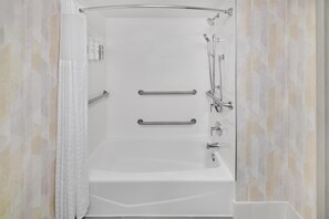 Standaard kamer, 1 kingsize bed, toegankelijk voor mindervaliden, bad | Badkamer met douche