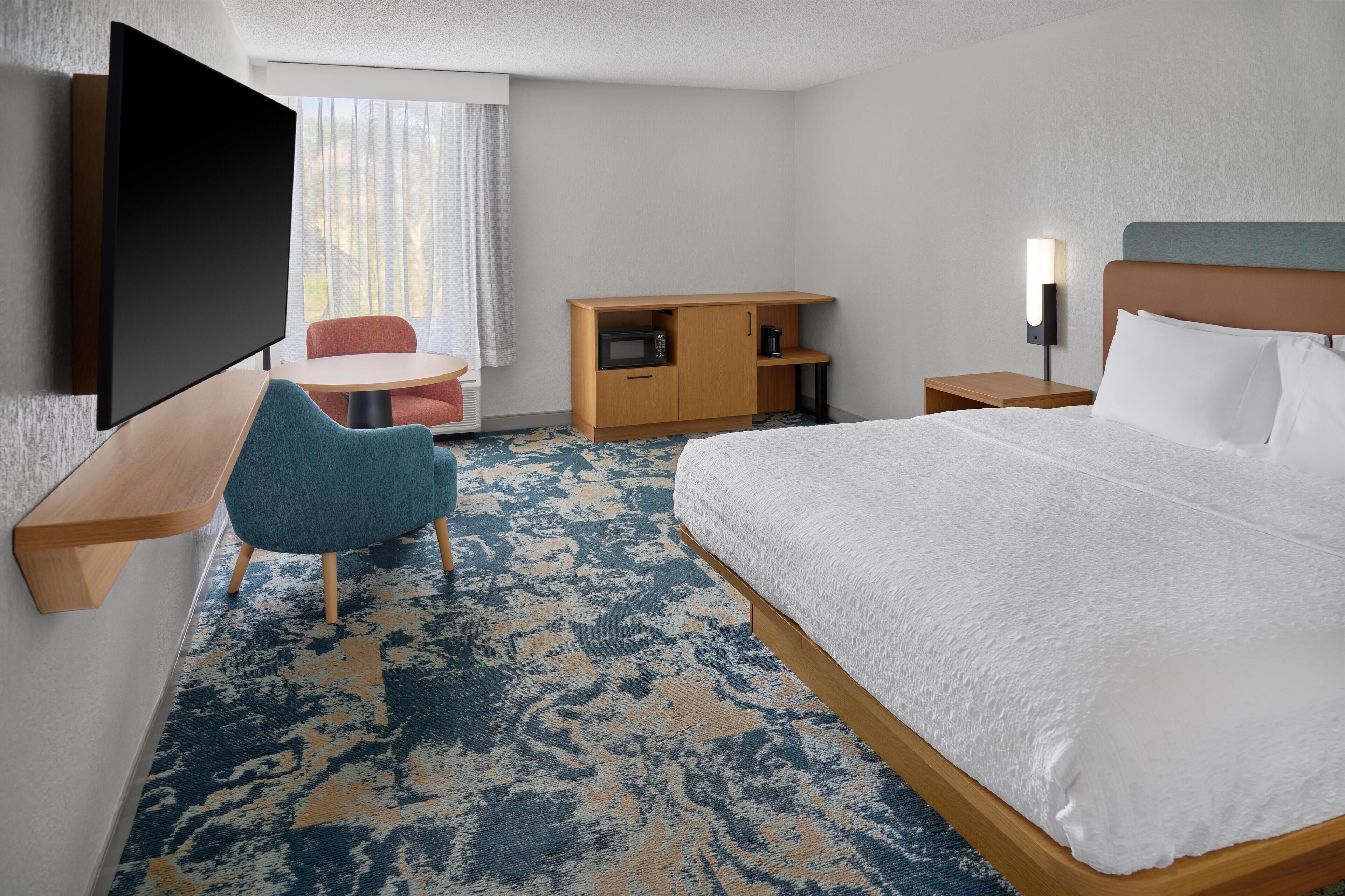 Standard Room, 1 King Bed, Non Smoking | Premium bedding, in-room safe, blackout drapes, iron/ironing board