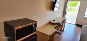 Standard Room, 1 King Bed, Non Smoking | Desk, free WiFi, alarm clocks