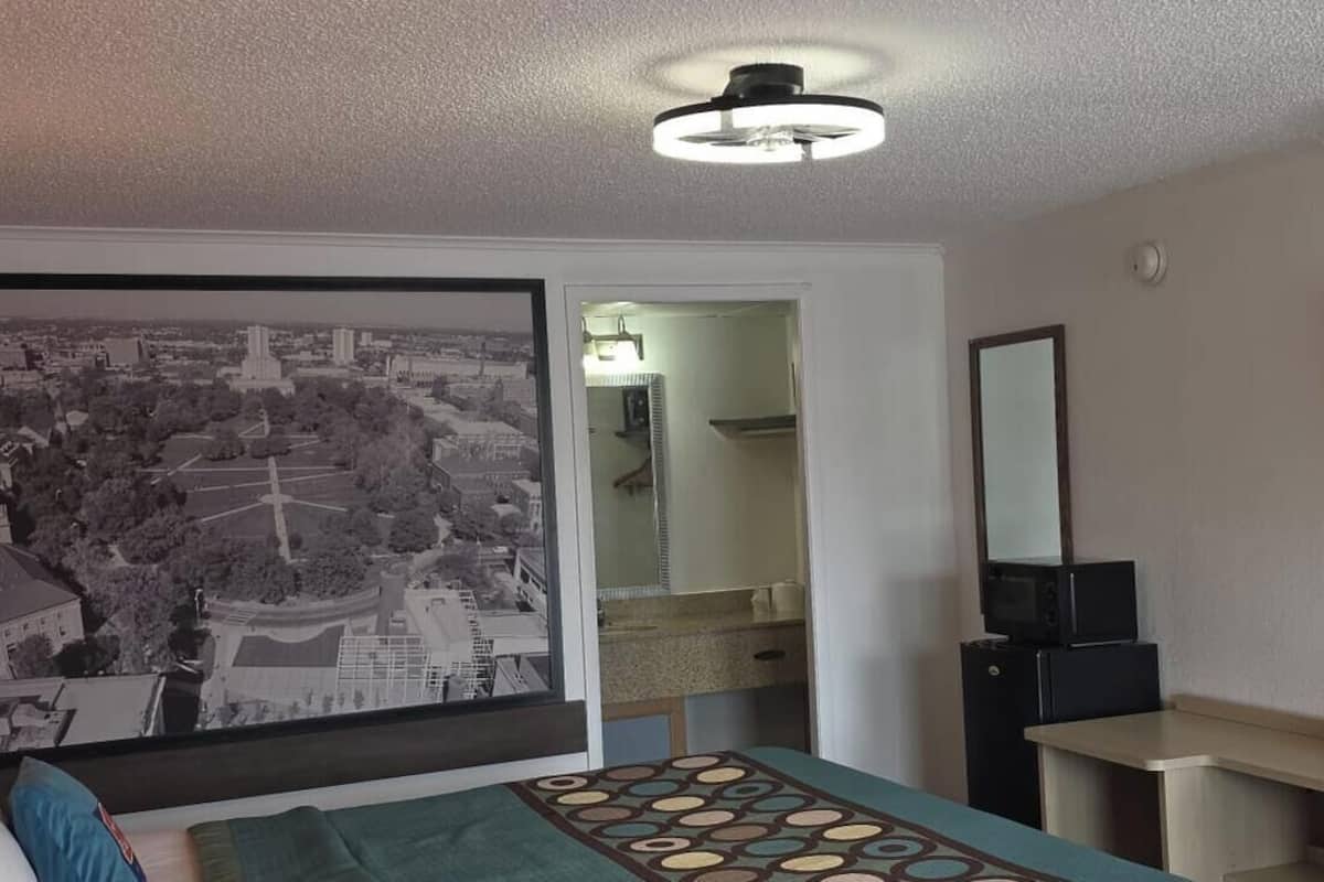 Desk, laptop workspace, free WiFi, alarm clocks