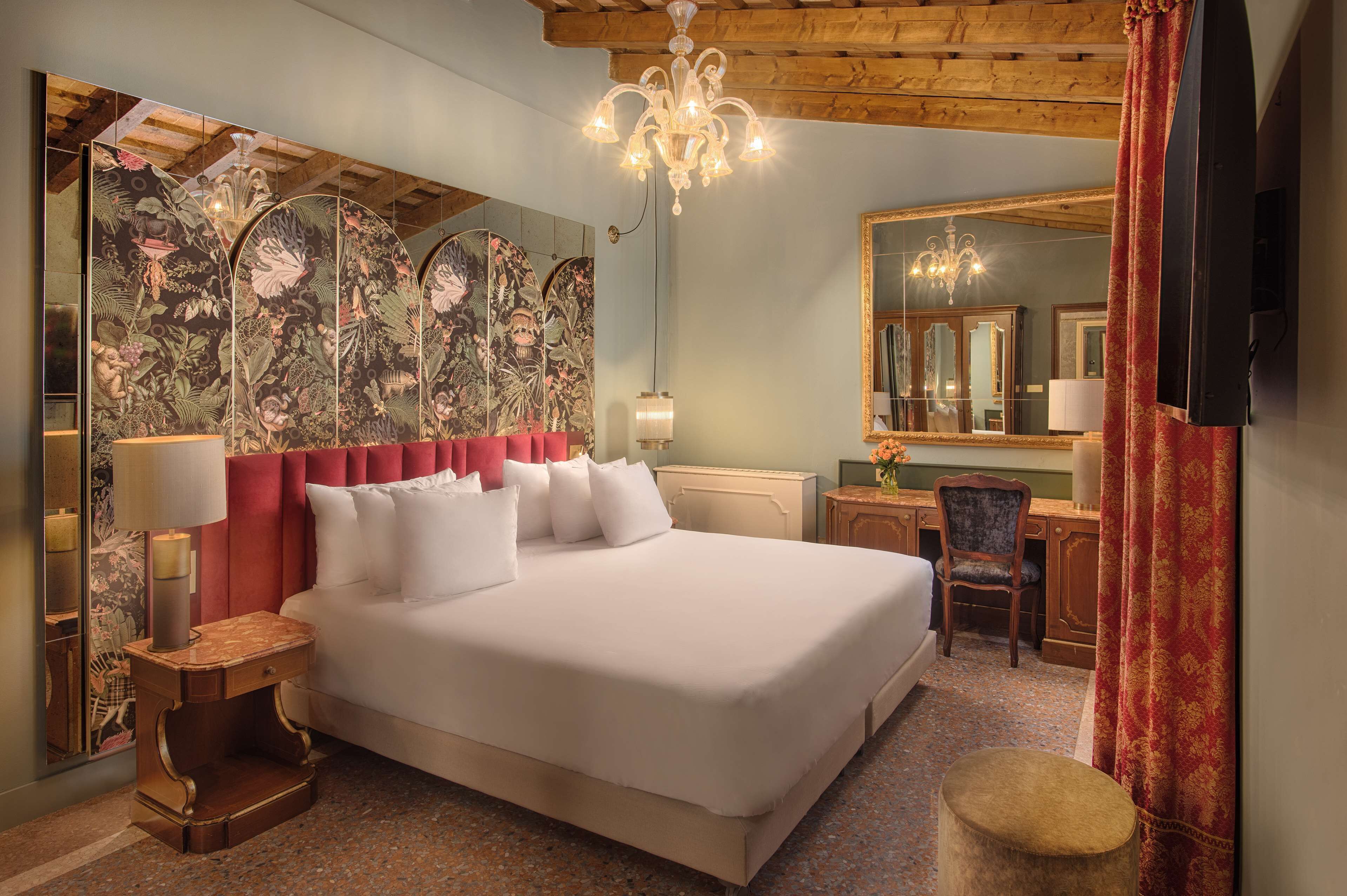 premium room | 1 bedroom, hypo-allergenic bedding, down duvets, minibar