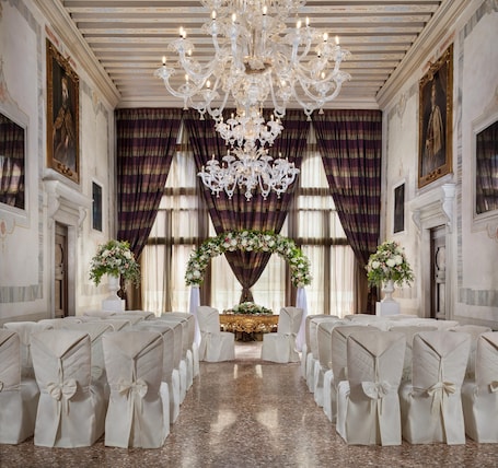 1 bedroom, hypo-allergenic bedding, down comforters, minibar