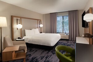 1 多间卧室、客房内保险箱、办公桌、遮光窗帘