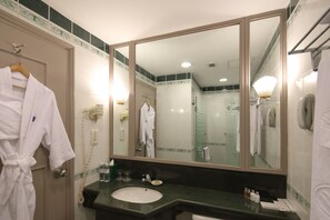 Shower, free toiletries, hair dryer, slippers - Sunway Hotel Hanoi (Hanoi)