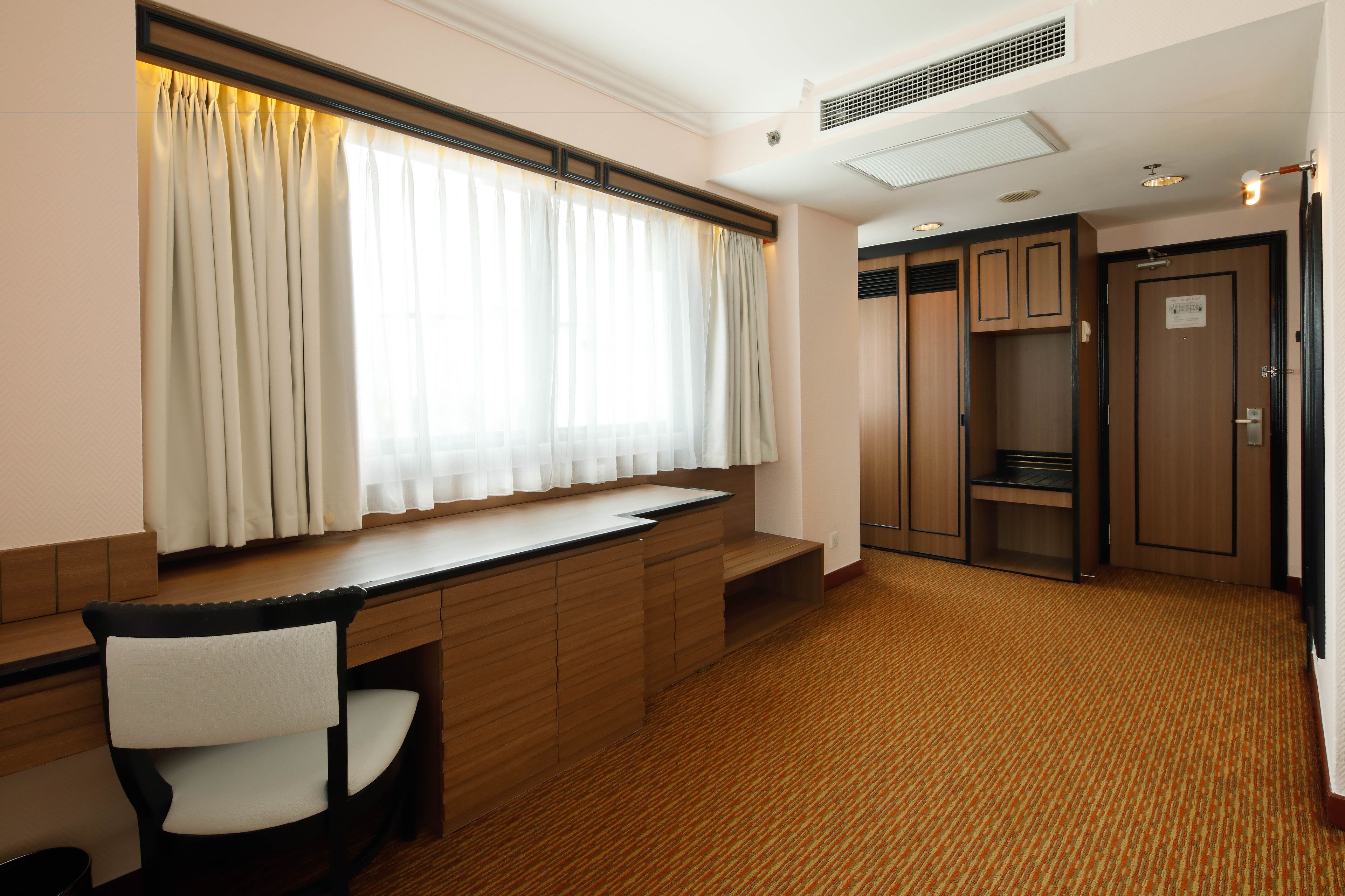 club premier hollywood twin with bathtub | 1 bedroom, minibar, in-room safe, desk