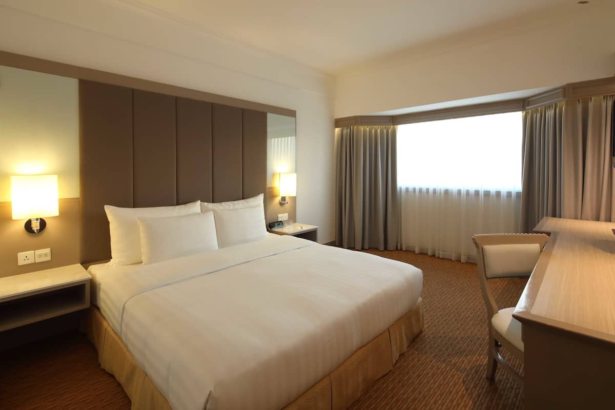 Deluxe King City View | Minibar, caja de seguridad en la habitación y escritorio