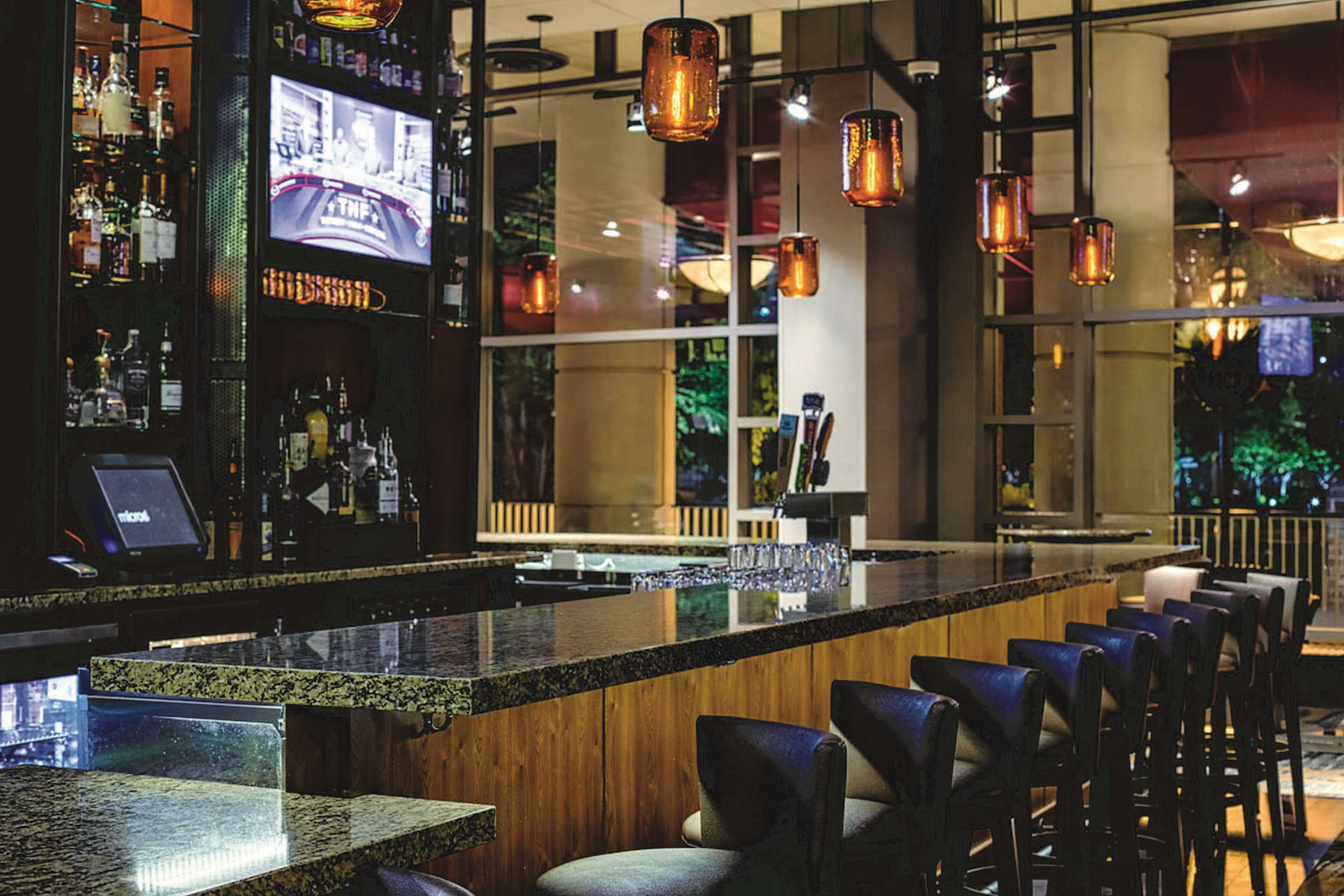 2 restaurants, breakfast, lunch, dinner served; Korean cuisine 