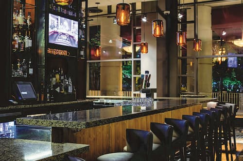 2 restaurantes; se sirven desayunos, almuerzos, cenas y cocina coreana