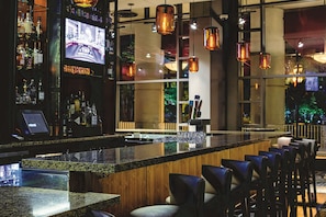 2 restaurants, breakfast, lunch, dinner served; Korean cuisine - Embassy Suites by Hilton Atlanta at Centennial Olympic Park (Atlanta)