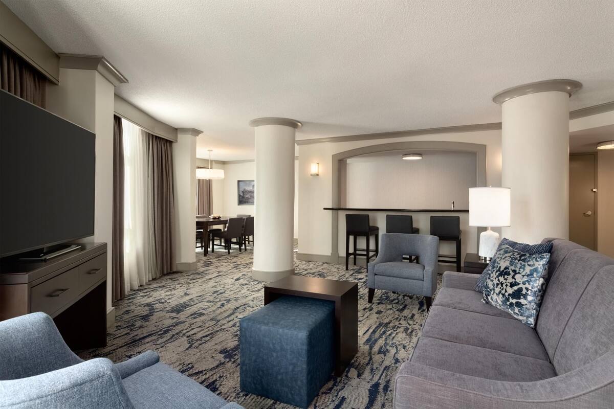 Presidentiële suite, 1 kingsize bed | Woonruimte | Een 49-inch flatscreentelevisie met satellietzenders en televisie