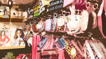 Ein Geschäft mit einer Auswahl an Waren, darunter Taschen und Accessoires.