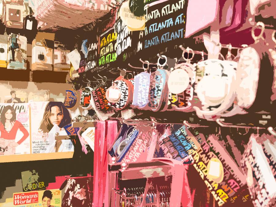 Tienda con diversos artículos a la vista, incluyendo bolsos y accesorios.