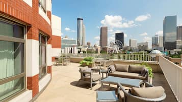 Presidential-Suite, 1 King-Bett | Wohnbereich | 49-Zoll-Flachbildfernseher mit Satellitenempfang, Fernseher, Pay-TV