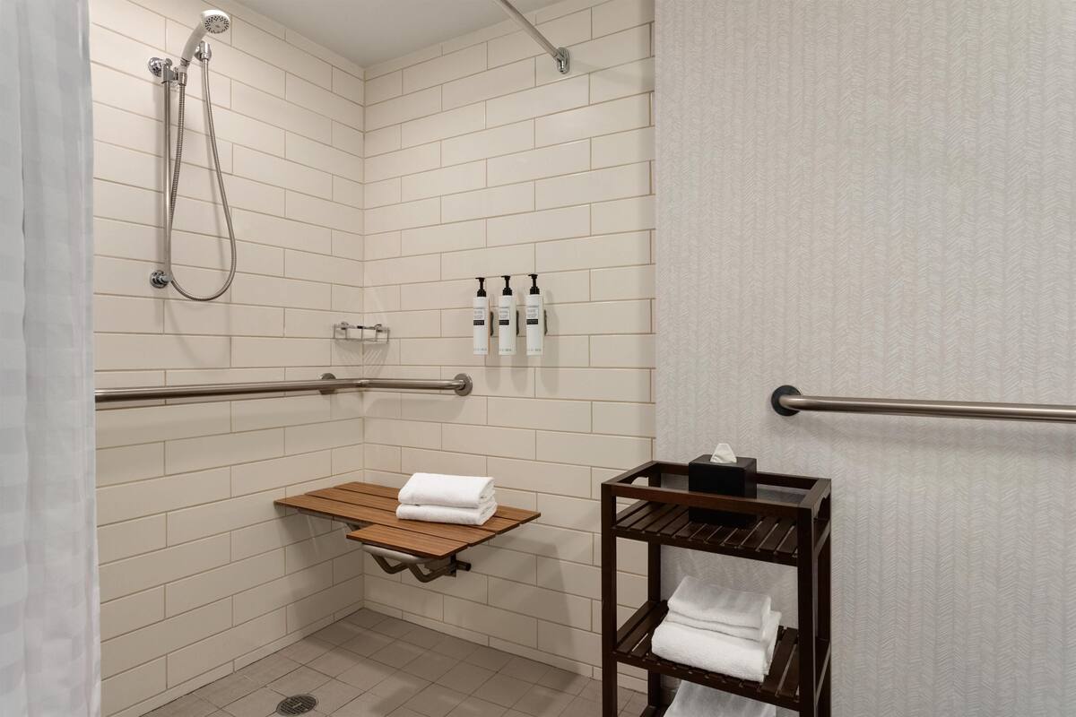 Standaard kamer | Badkamer | Gratis toiletartikelen, een haardroger, handdoeken