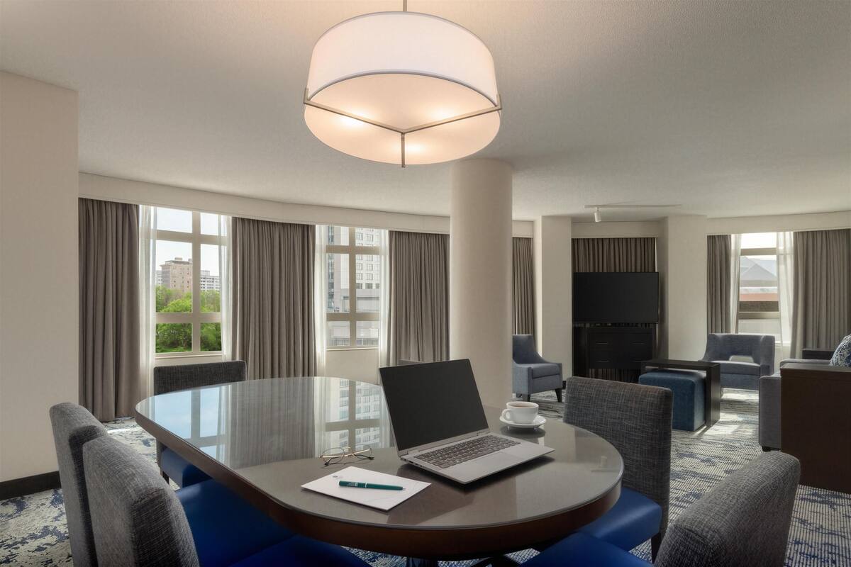 Suite, 1 kingsize bed | Woonruimte | Een 49-inch flatscreentelevisie met satellietzenders en televisie