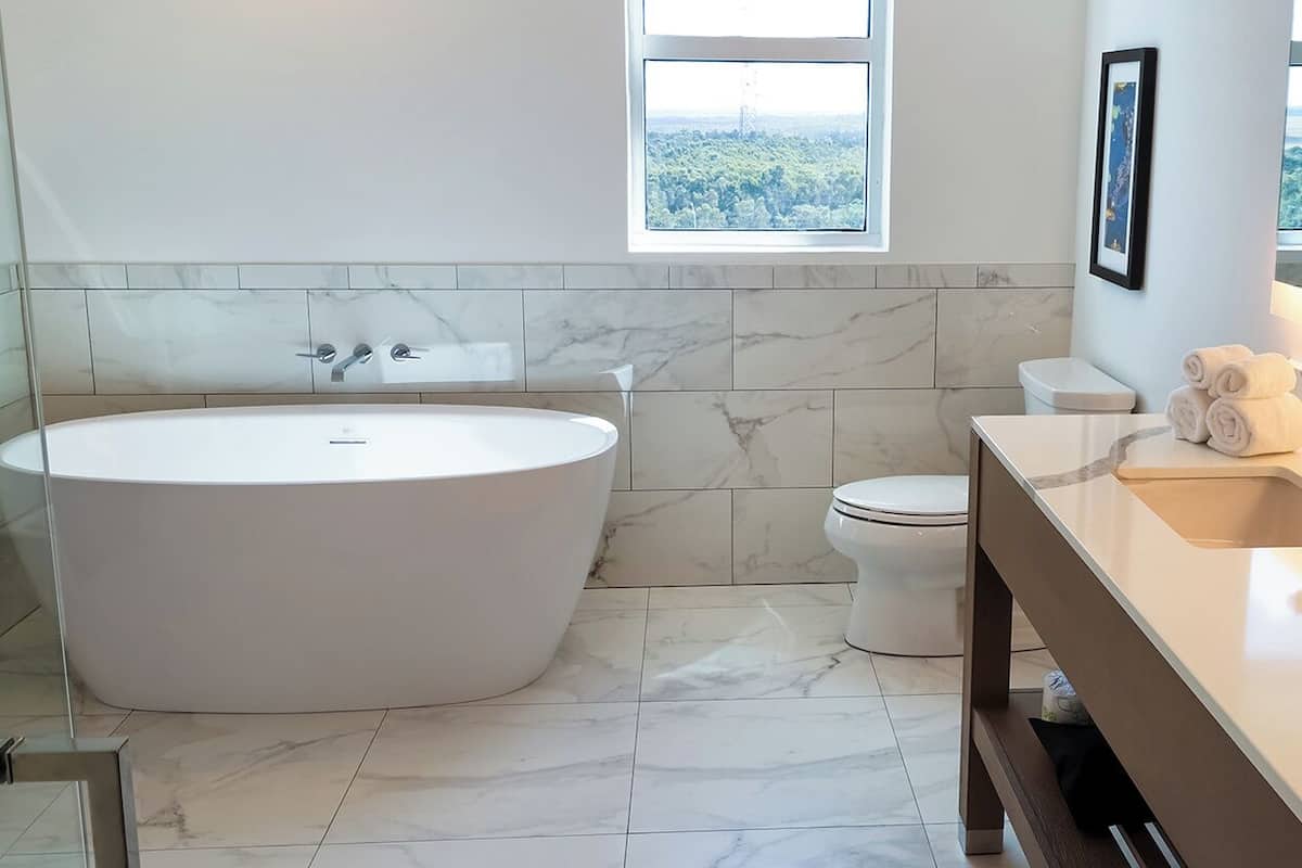 Junior Suite King | Badezimmer | Designer-Toilettenartikel, Haartrockner, Handtücher